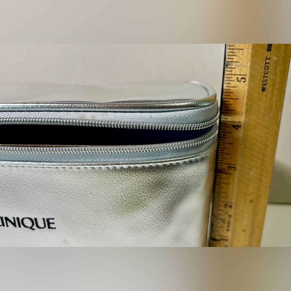Clinique Skincare 3 pc Set + Cosmetic Bag. Full size items. Retail $113 - Picture 7 of 10